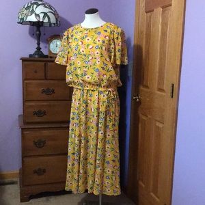 LADY DARIEN 🌟 Gorgeous Vintage Dress, Lightweight, with belt, ruffle sleeves